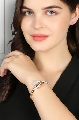 Women rose gold plated fish shaped openable bracelet