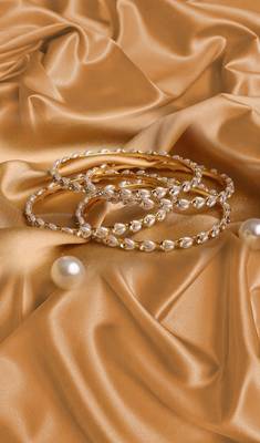 A Set Of 4 Look A Like Jewellery Pearl Bracelets 1