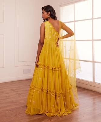 Yellow one shoulder anarkaki with net dupatta 3