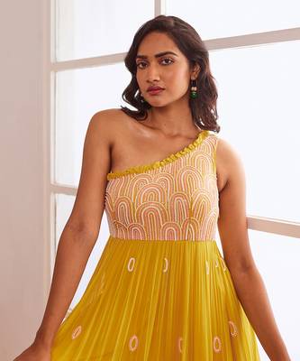 Yellow one shoulder anarkaki with net dupatta 4