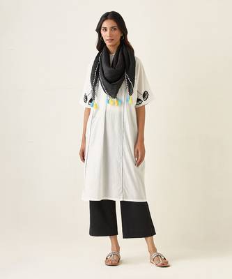 White kaftan style embroidered kurta set 1