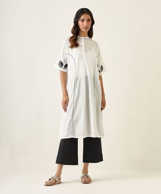 White kaftan style embroidered kurta set 2
