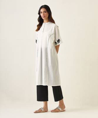 White kaftan style embroidered kurta set 3