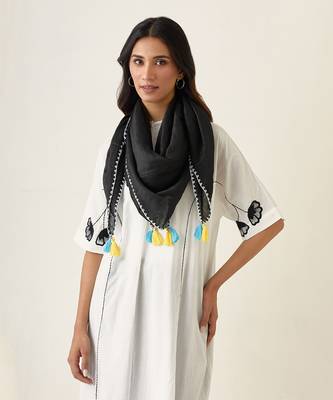 White kaftan style embroidered kurta set 4