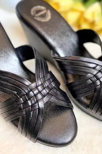 Black criss cross wedges