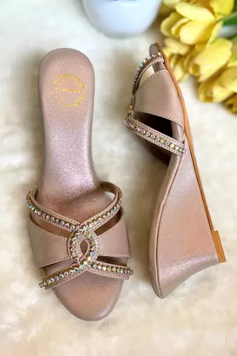 Diamond beige wedges