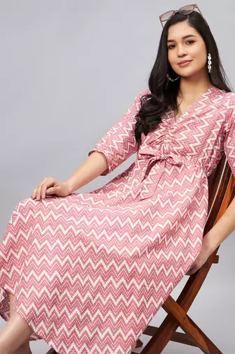 Winered pink zigzag print front knot dress