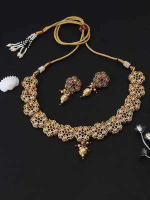 Gold-plated  off-white antique jewellery set 3