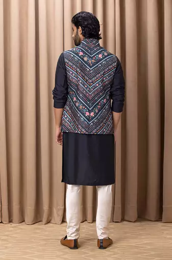 Navy blue lakeer bandi