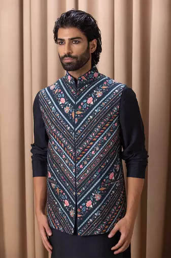 Navy blue lakeer bandi