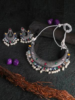 Oxidized stone-studded pearl-tessel necklace and earrings set 4