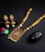 Women gold-plated pearl-beaded jewellery set with tessels