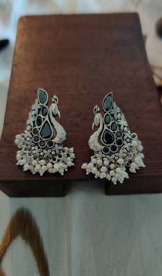 Peacock Stud In Black Stone 1