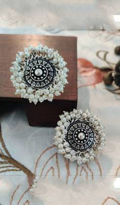 White Pearl Stud 1