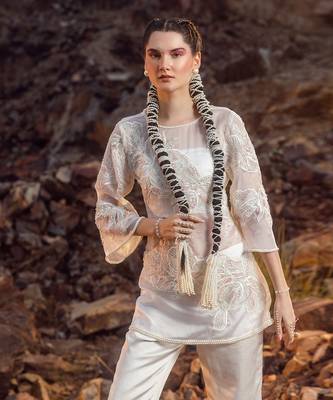 Pearl white embroidered kurta set 2