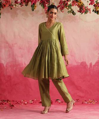 Chartreuese green kumudani short kurta set 1