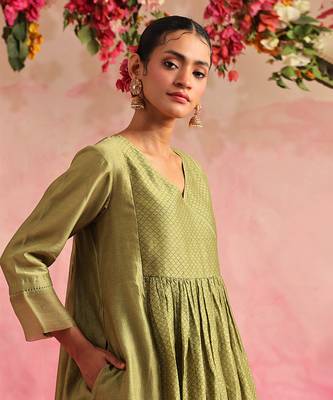 Chartreuese green kumudani short kurta set 3