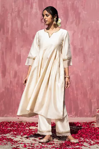 Off whitte handloom chanderi silk scalloped kurta set