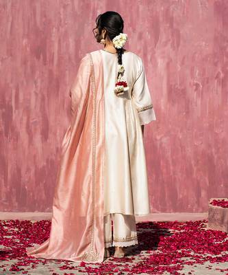Off whitte handloom chanderi silk scalloped kurta set 3