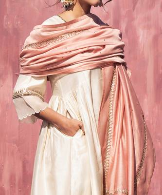 Off whitte handloom chanderi silk scalloped kurta set 4