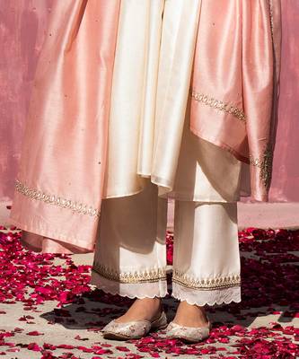 Off whitte handloom chanderi silk scalloped kurta set 5