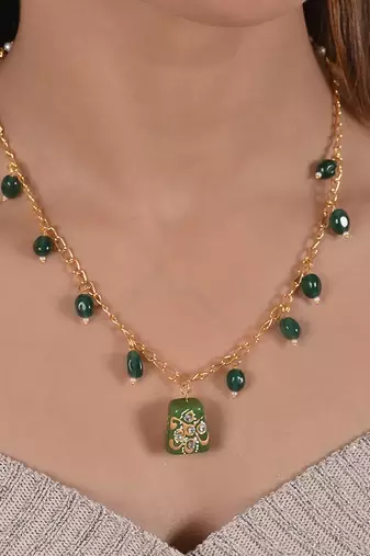 Green semi precious stone pendant necklace