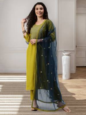 Women Green Embroidery Kurta Set with Net Dupatta 1