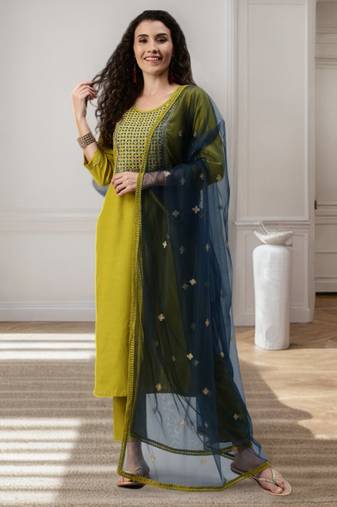 Women Green Embroidery Kurta Set with Net Dupatta