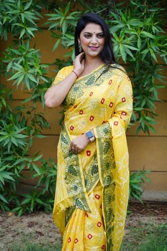 Yellow Woven Design Bandhej Silk Blend Saree With Blouse