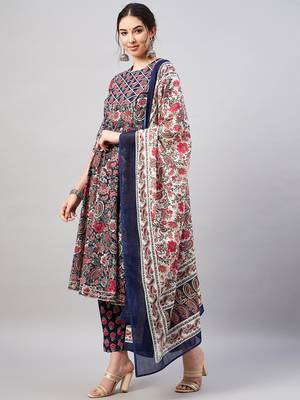 Winered woman navy blue paisley print gota detailing patch kurta set with dupatta 3