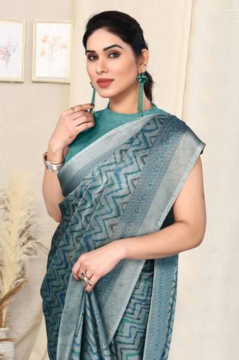 Grey chiffon chevron print saree with unstitched blouse piece