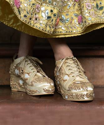 Gold hand embroidery wedges 4