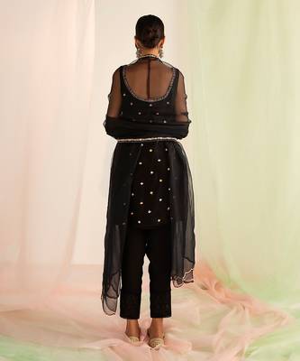 Black embroidered handcrafted kurta set 2