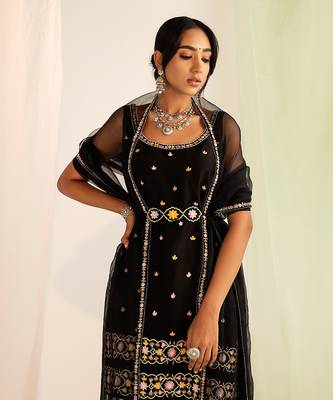Black embroidered handcrafted kurta set 3