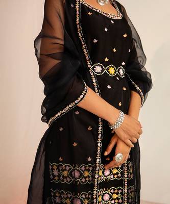 Black embroidered handcrafted kurta set 4