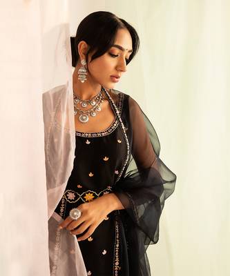 Black embroidered handcrafted kurta set 5