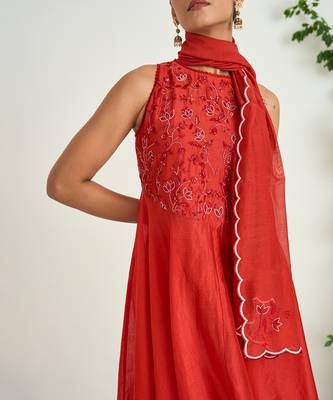 Red embroidered kurta set 4