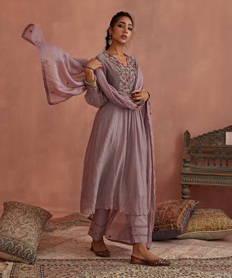 Mauve flower emroidery kurta set 4