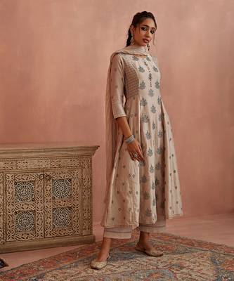 Ivory thread embroidered a line kurta set 2