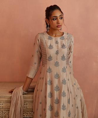 Ivory thread embroidered a line kurta set 4