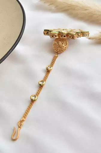 Gold tone kundan maang tikka