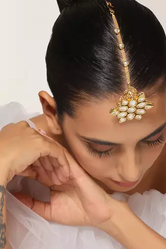 Gold tone kundan maang tikka