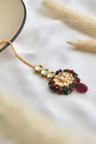 Red and green gold tone kundan maang tikka
