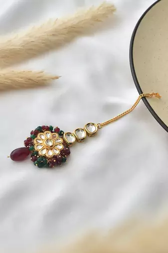 Red and green gold tone kundan maang tikka