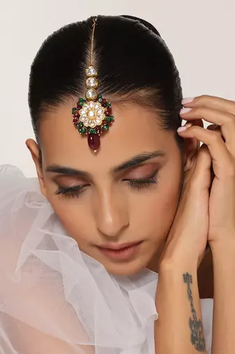 Red and green gold tone kundan maang tikka