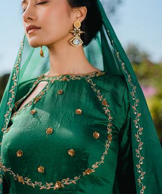 Emerald green embroidered anarkali set 4