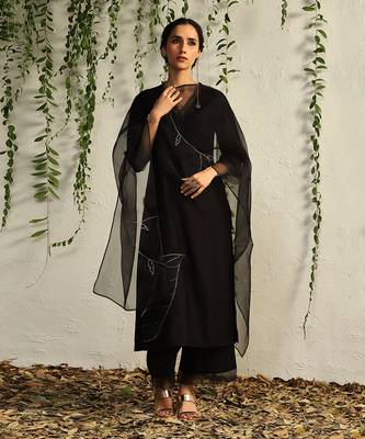 Black chanderi hand embroidered kurta set 1