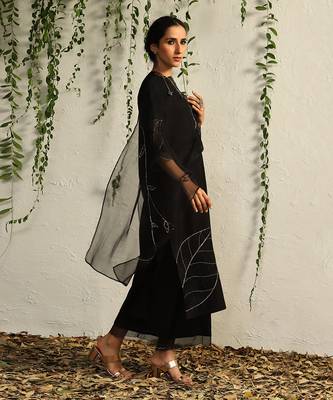 Black chanderi hand embroidered kurta set 3