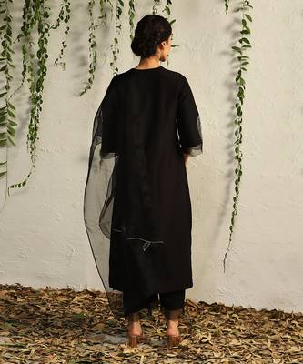 Black chanderi hand embroidered kurta set 4