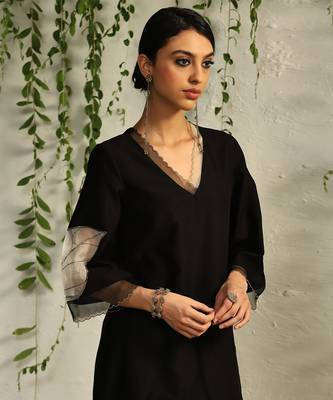 Black chanderi nakshi and zari kurta set 4